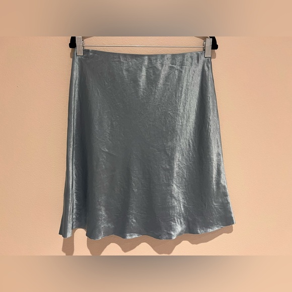 *New* Vince Blue Krinkly Silky Skirt- Size Medium - Picture 2 of 4